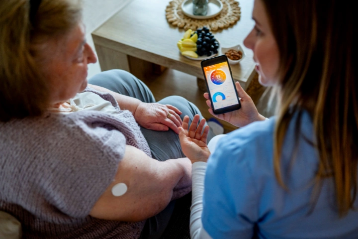 Kontrola hladiny glukózy z CGM senzora na ramene seniorky pomocou mobilnej aplikácie.