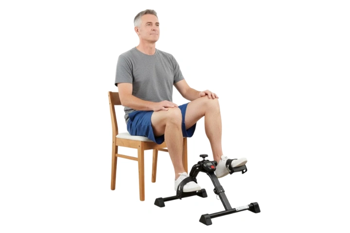 Muž cvič&iacute; na židli pomoc&iacute; rehabilitačn&iacute;ho rotopedu TempoTim Plus.