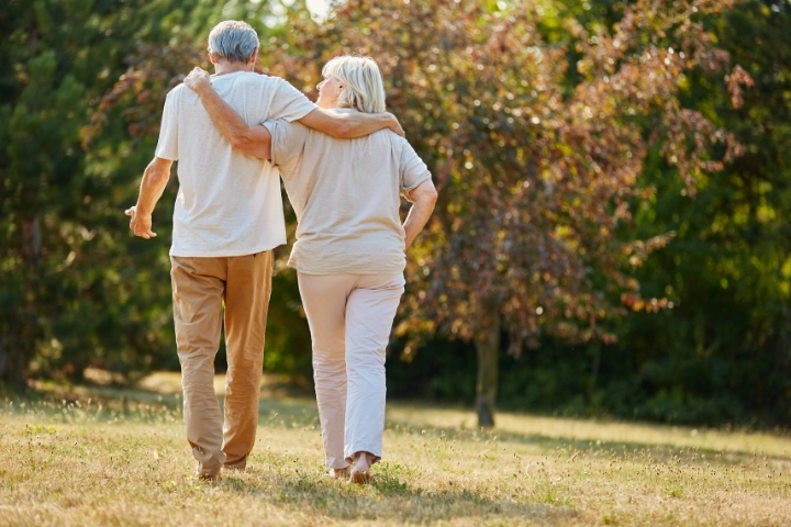 Star&scaron;&iacute; seniorsk&yacute; p&aacute;r na proch&aacute;zce v př&iacute;rodě bez bolesti kloubů.