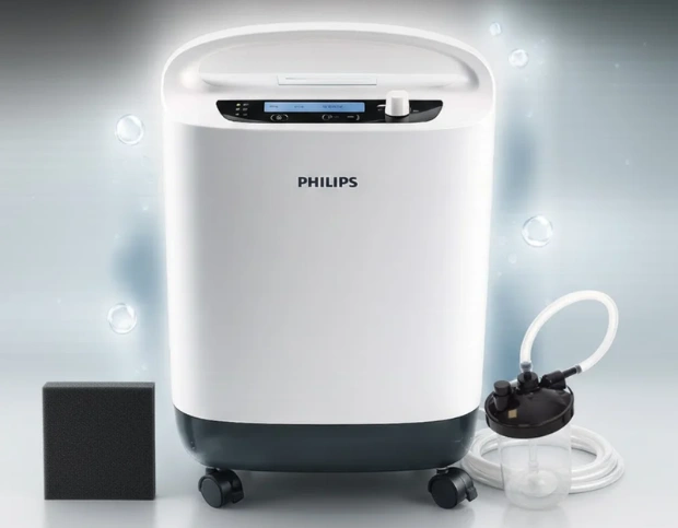 Stacionárny kyslíkový koncentrátor Philips Respironics Oxygenate 5 so zvlhčovacou fľašou, hadičkou a filtrom.