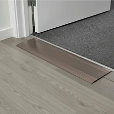 Eloxovaná prejazdová lišta pre vozíčkarov 3 x 125 x 900 mm – hnedá champagne