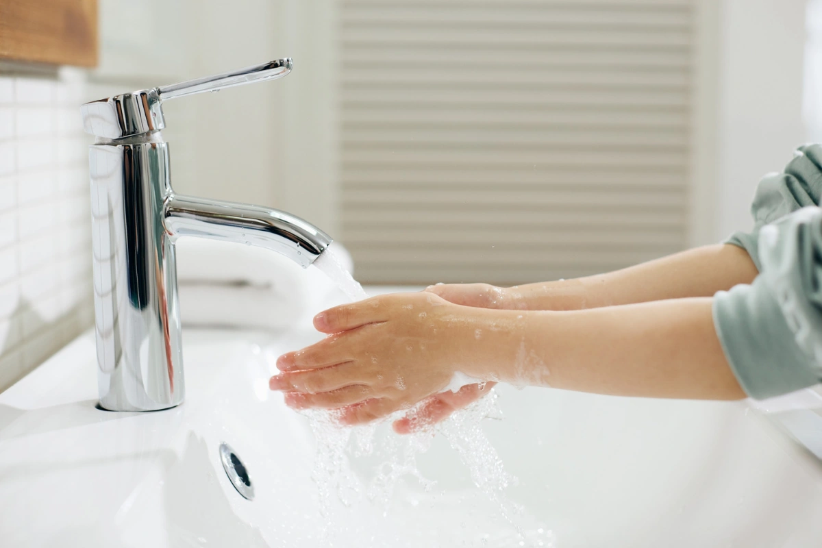 Pravidelné umývanie rúk mydlom a vodou ako účinná prevencia proti vírusom a nachladnutiu.