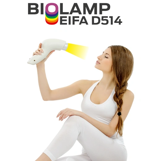 Žena používajúca biolampu EIFA D514 na svetelnú terapiu tváre.